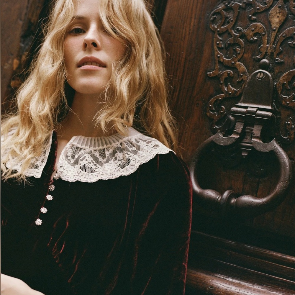 Velvet Lace-Collar Mini Dress in Burgundy - Picture 3 of 6